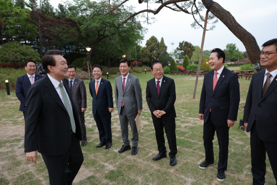 윤석열 대통령이 지난 5월2일 오후 서울 용산 대통령실 청사 앞 야외 정원인 '파인그라스'에서 국민의힘 김기현 당대표와 윤재옥 원내대표, 주요당직자들을 초청한 만찬을 함께하며 대화하고 있다.<대통령실 제공·연합뉴스>